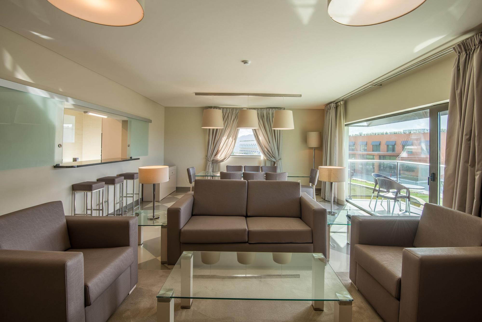 Vila Gale سينترا المظهر الخارجي الصورة A living room in a suite at the hotel