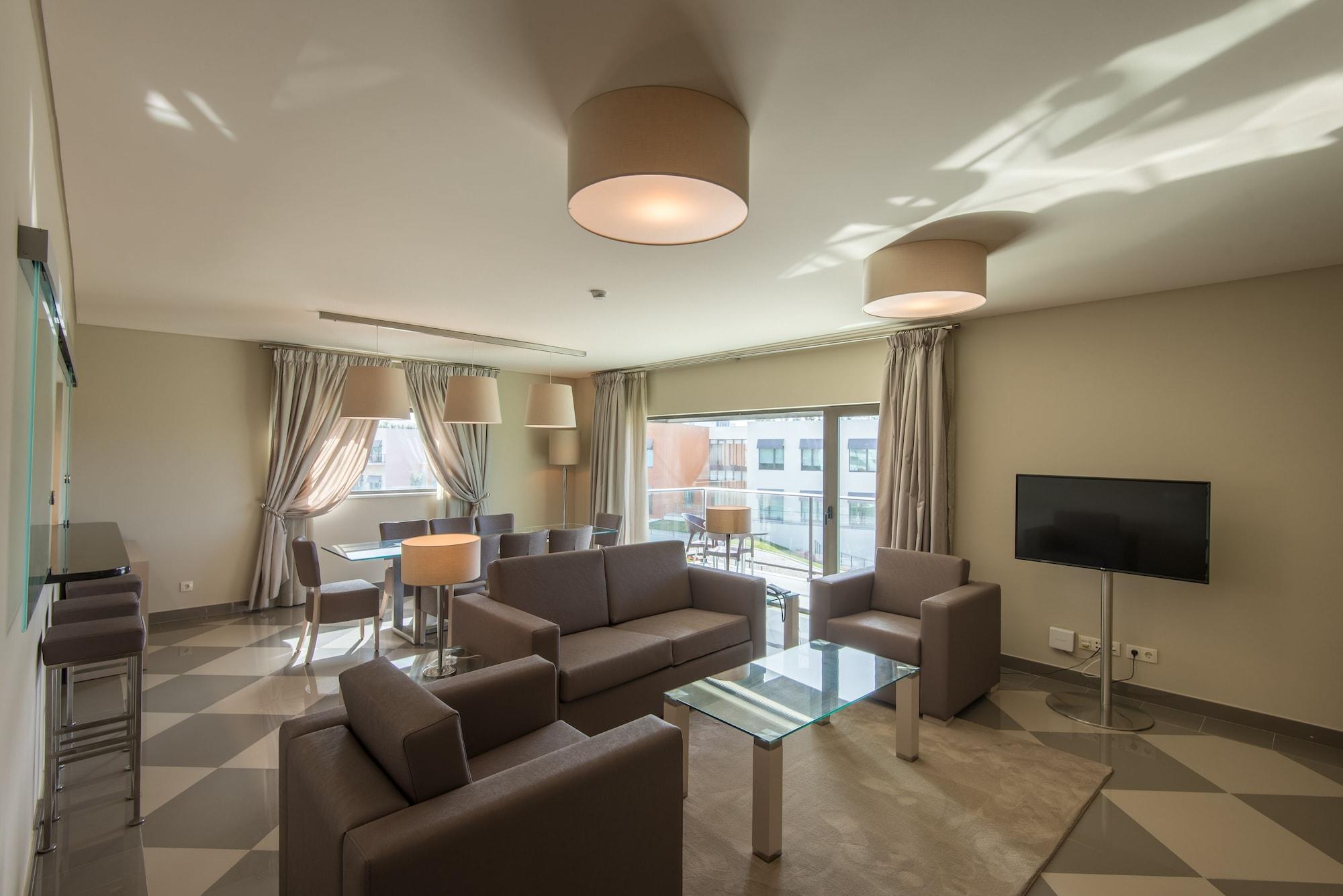Vila Gale سينترا المظهر الخارجي الصورة A living room in a suite at the hotel